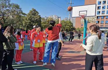 學生在闖第二關——定點投籃