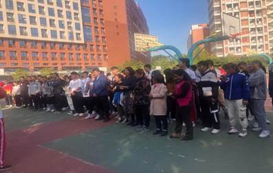 師生合唱一首《我和我的祖國》