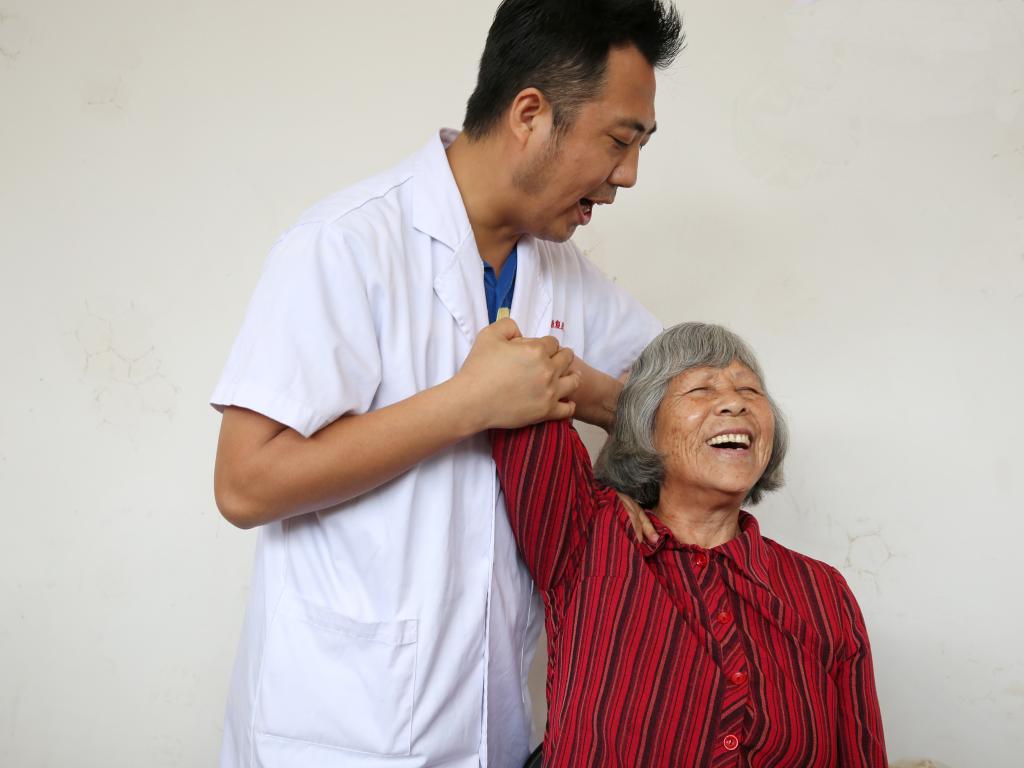 羅傑老師為群眾熱情服務