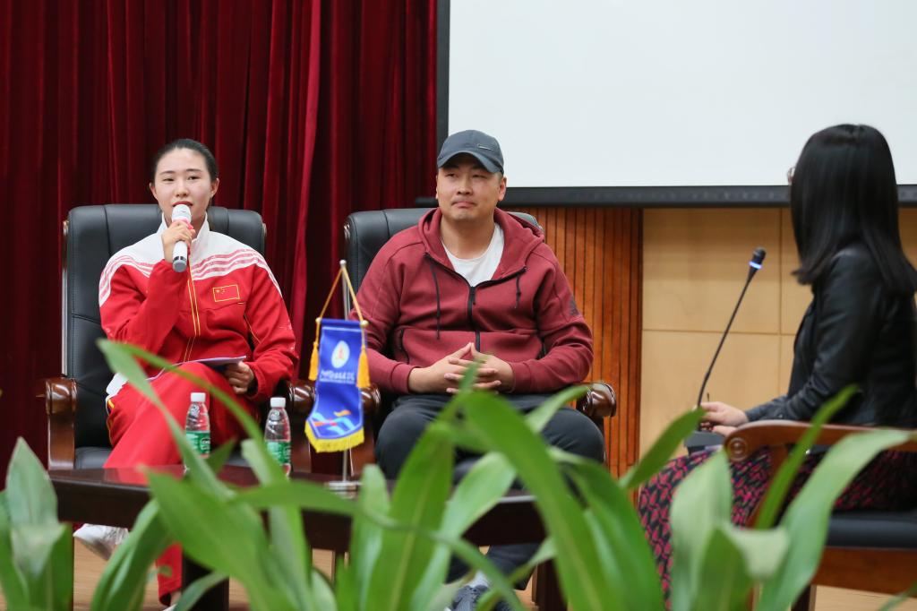 3.鐘佩瑩與宋健教練一同回答師弟師妹們的提問
