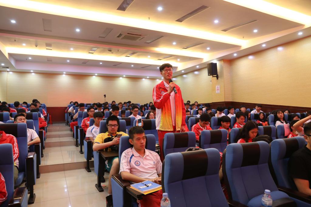 同學們認真聽課🫲🏿,積極思考