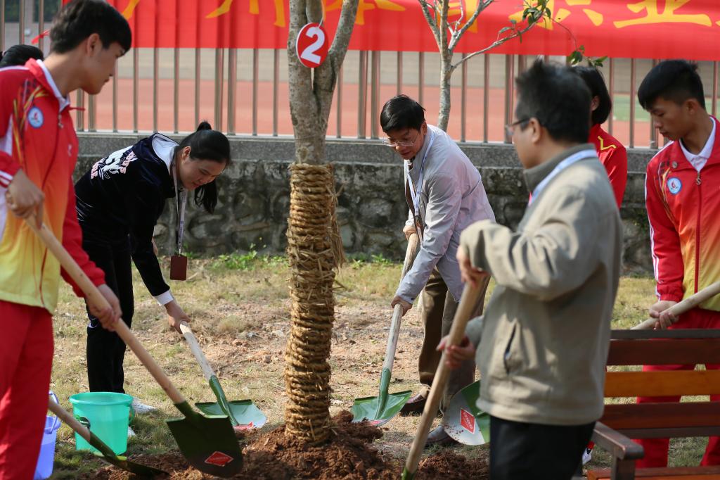 熊猫体育院長、副書記黃德敏與教練員、高職教師、附校教師⛹🏽、運動員👴🏼、高職學生代表一起植樹