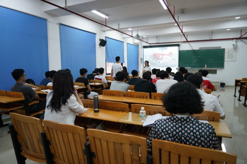 方燕教授等聽取郭麗芳《毛澤東思想和中國特色社會主義理論概論》課程