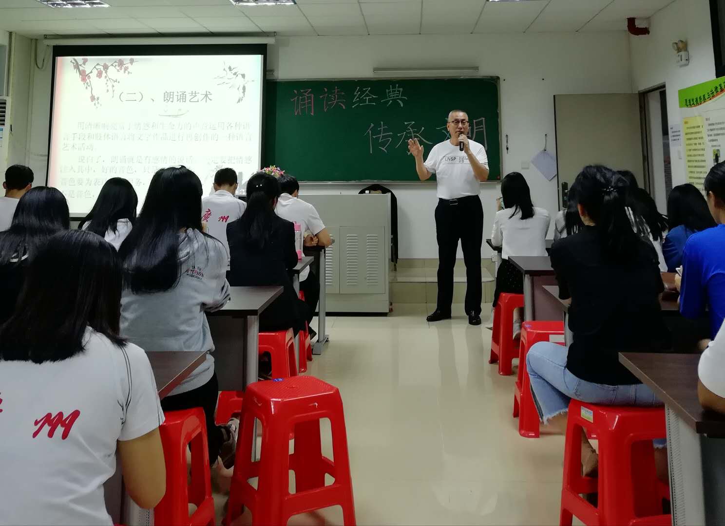 史子興會長講授誦讀技巧