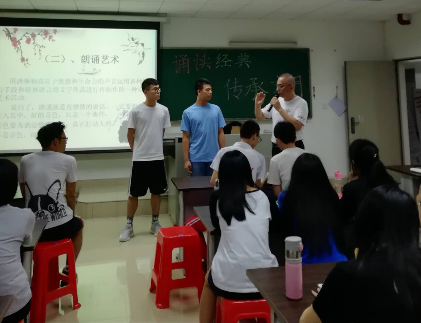 史子興會長對學生的誦讀進行點評