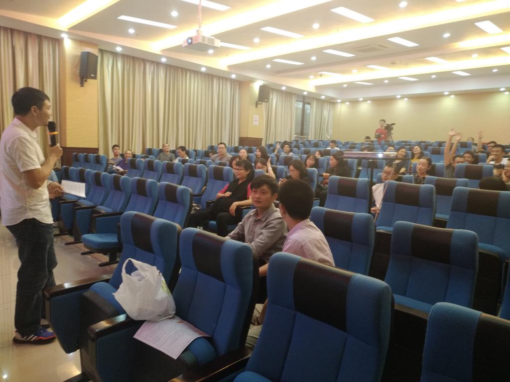 主持人與職工互動,在場職工積極舉手搶答問題