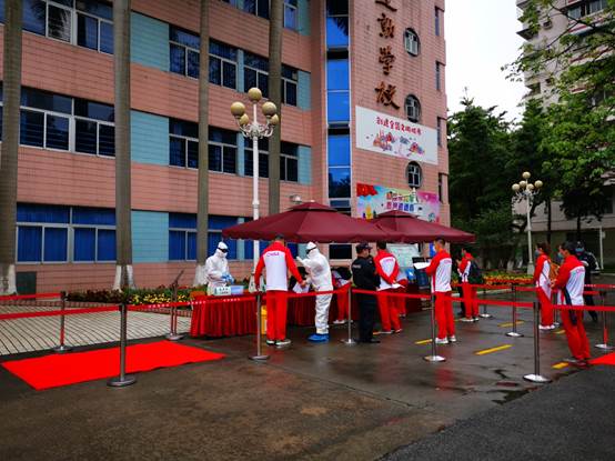 運動員學生排隊進行入校測溫消毒