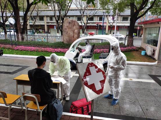 醫護人員確認學生情況