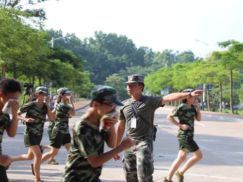圖2🚀:我院國旗護衛隊隊長鐘浩球在學生逃生演練中進行指揮